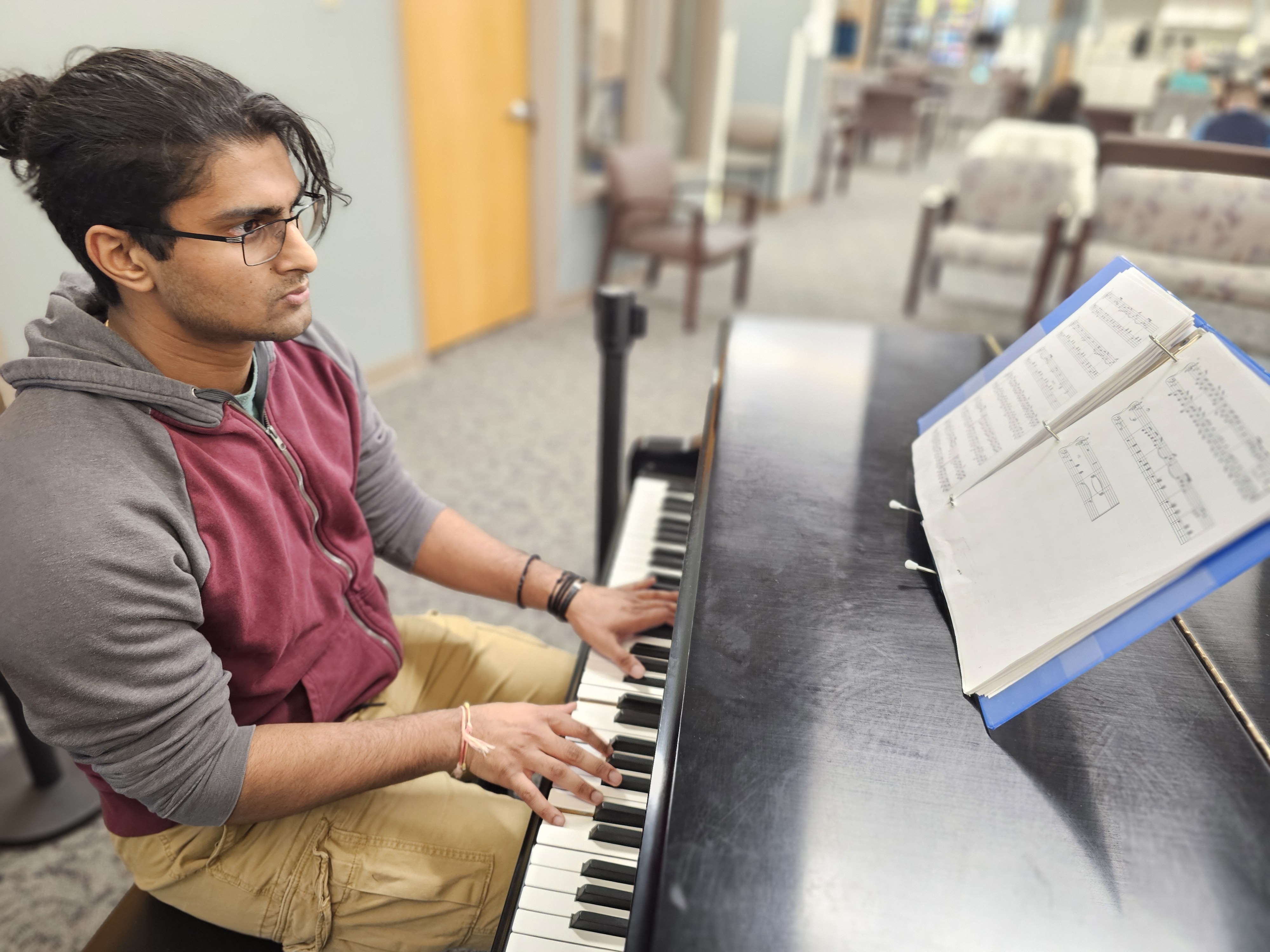 Warmed by music: Evening pianist greets team members, visitors at BroMenn